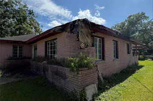 611 Live Oak St, Jones Creek, TX 77541 - Photo 5