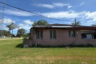 611 Live Oak St, Jones Creek, TX 77541 - Photo 3