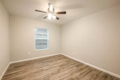 5755 Heron Drive, Houston, TX 77033 - Photo 19