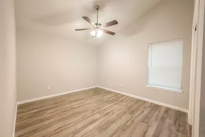 5755 Heron Drive, Houston, TX 77033 - Photo 15