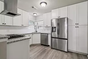 10647 Hazelhurst Dr, Houston, TX 77043 - Photo 11