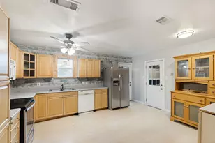 302 Bowie St, West Columbia, TX 77486 - Photo 7