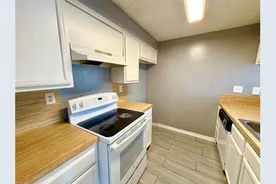 10156 Waterstone Drive, Houston, TX 77042 - Photo 11