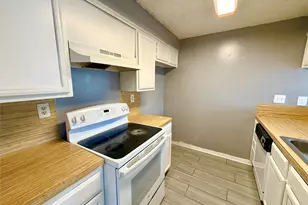 10156 Waterstone Dr, Houston, TX 77042 - Photo 11