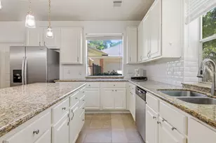 26 E Sterling Pond Cir, The Woodlands, TX 77382 - Photo 11