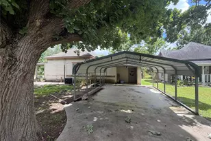 411 5th St, Palacios, TX 77465 - Photo 3