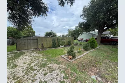 2213 1st Avenue N, Texas City, TX 77590 - Photo 1