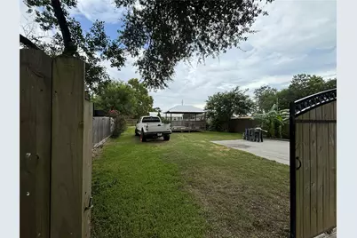 2213 1st Avenue N, Texas City, TX 77590 - Photo 3