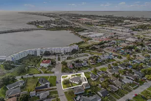 1310 Bayou Shore Dr, Galveston, TX 77551 - Photo 29