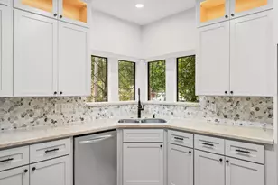 6 Thornhedge Ct, The Woodlands, TX 77381 - Photo 11