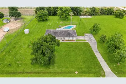302 Country Road 893, Angleton, TX 77515 - Photo 1