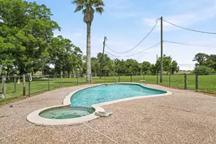 302 Country Road 893, Angleton, TX 77515 - Photo 25