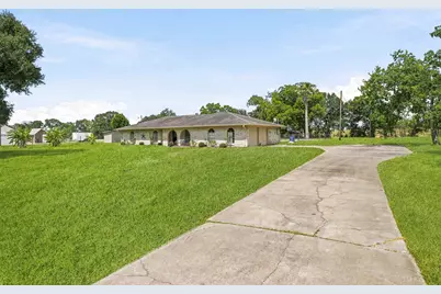 302 Country Road 893, Angleton, TX 77515 - Photo 5