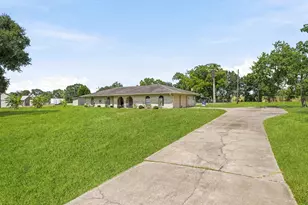 302 Country Road 893, Angleton, TX 77515 - Photo 5