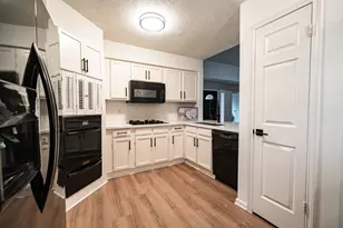 3026 S Peach Hollow Cir, Pearland, TX 77584 - Photo 11