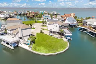 547 Sunset Cir, Tiki Island, TX 77554 - Photo 1