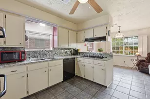 5622 Sheraton Oaks Dr, Houston, TX 77091 - Photo 9