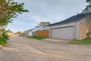 12111 Poulson Dr, Houston, TX 77031 - Photo 37