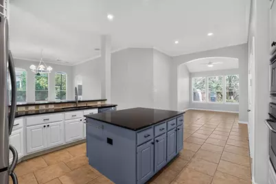 62 S Bardsbrook Circle, The Woodlands, TX 77382 - Photo 9