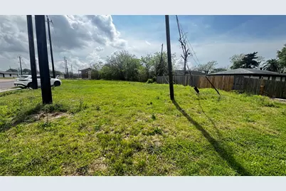 2109 W Texas Avenue, Baytown, TX 77520 - Photo 5