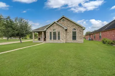 131 Silverbell Circle, Lake Jackson, TX 77566 - Photo 3