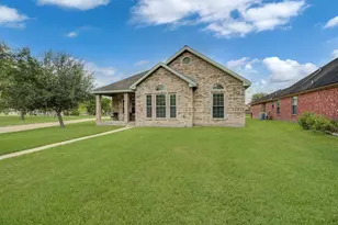 131 Silverbell Cir, Lake Jackson, TX 77566 - Photo 3