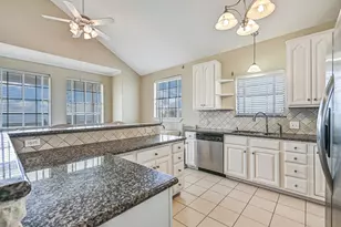 40 Harbor Cir, Tiki Island, TX 77554 - Photo 11
