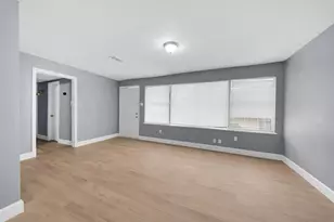 5831 Lyndhurst St, Houston, TX 77033 - Photo 9