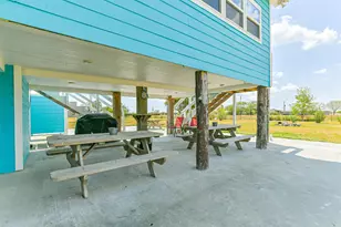 1041 N Monkhouse Dr, Crystal Beach, TX 77650 - Photo 5