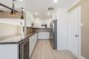 7706 Chantilly Cir, Galveston, TX 77551 - Photo 9