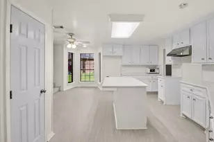 1010 Mockingbird Ln, Richwood, TX 77531 - Photo 9