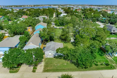 914 Hawthorne, Clear Lake Shores, TX 77565 - Photo 1