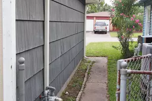 112 Tuna St, Galveston, TX 77550 - Photo 9