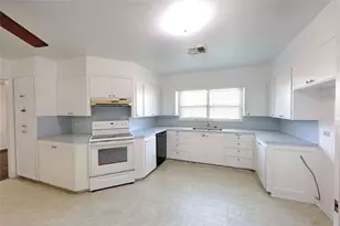 122 Avenue E, Shiner, TX 77984 - Photo 5