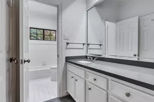 2525 Nantucket Dr, Houston, TX 77057 - Photo 17