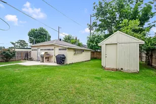 4923 Saxon Dr, Houston, TX 77092 - Photo 31