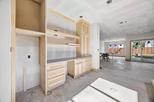 1050 W 42nd St, Houston, TX 77018 - Photo 3