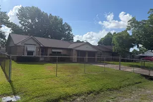 501 E Oak St, Highlands, TX 77562 - Photo 3