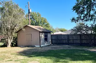 101 Pin Oak Dr, Baytown, TX 77520 - Photo 9