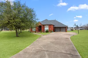 6908 Westgate St, Wallis, TX 77485 - Photo 3