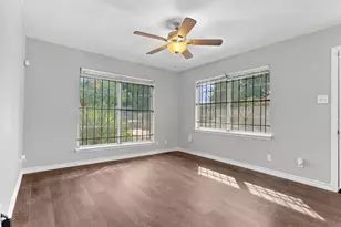 5747 Thrush Dr, Houston, TX 77033 - Photo 13