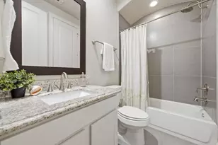 1360 W 25th St, Houston, TX 77008 - Photo 27