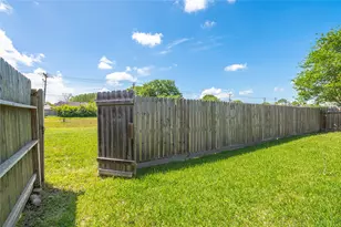 1911 Edinburg Ave, League City, TX 77573 - Photo 31