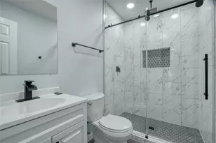 5727 Thrush Dr, Houston, TX 77033 - Photo 11