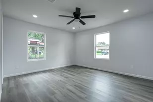 5727 Thrush Dr, Houston, TX 77033 - Photo 13