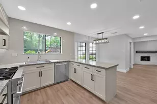 14 E Wandering Oak Dr, The Woodlands, TX 77381 - Photo 3