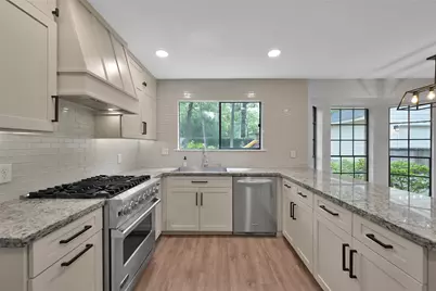 14 E Wandering Oak Drive, The Woodlands, TX 77381 - Photo 17