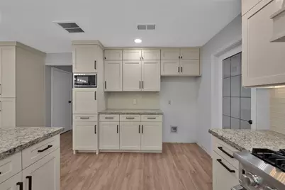 14 E Wandering Oak Drive, The Woodlands, TX 77381 - Photo 19
