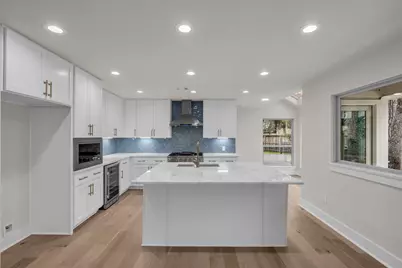 4 N Autumnwood Way, The Woodlands, TX 77380 - Photo 5