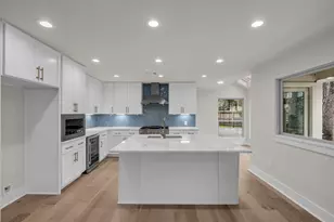 4 N Autumnwood Way, The Woodlands, TX 77380 - Photo 5